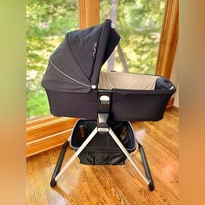 2019 LIKE NEW CONDITION. Nuna Mixx series bassinet and stand color black